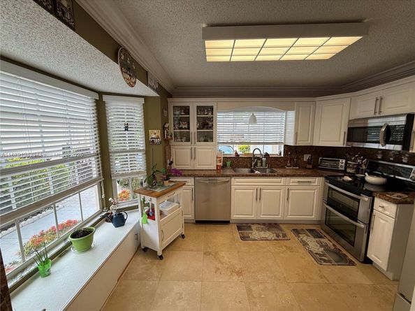 1040 Wilshire Cir W, Pembroke Pines FL 33027