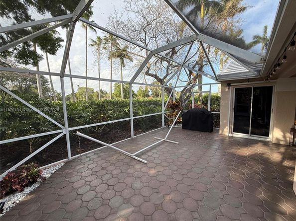 1040 Wilshire Cir W, Pembroke Pines FL 33027