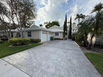 1040 Wilshire Cir W
