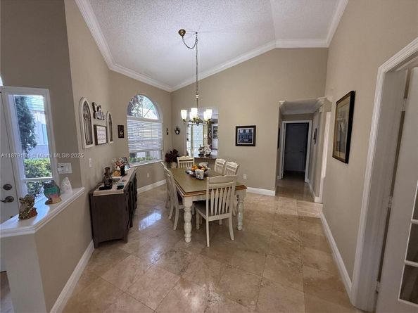 1040 Wilshire Cir W, Pembroke Pines FL 33027