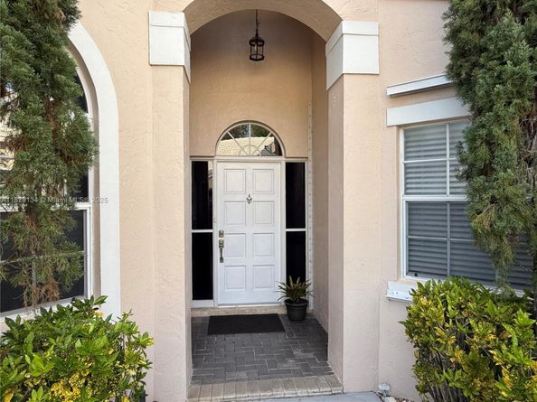 1040 Wilshire Cir W, Pembroke Pines FL 33027