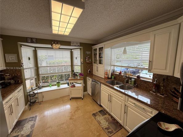 1040 Wilshire Cir W, Pembroke Pines FL 33027