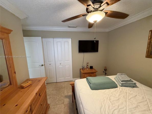 1040 Wilshire Cir W, Pembroke Pines FL 33027