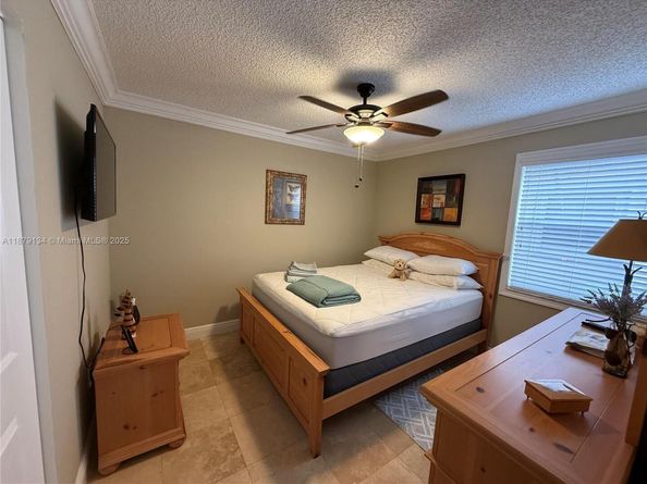 1040 Wilshire Cir W, Pembroke Pines FL 33027