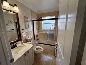 1040 Wilshire Cir W, Pembroke Pines FL 33027