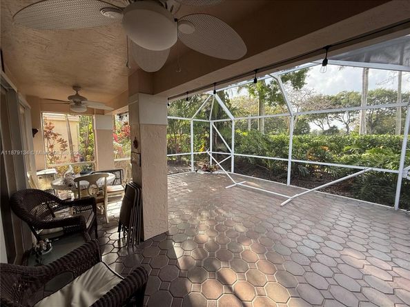 1040 Wilshire Cir W, Pembroke Pines FL 33027