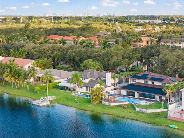 8001 NW 166th St, Miami Lakes FL 33016