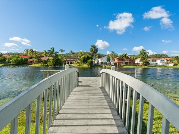 8001 NW 166th St, Miami Lakes FL 33016