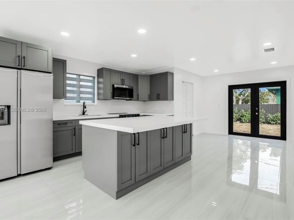 528 NW 3rd Ct, Hallandale Beach FL 33009