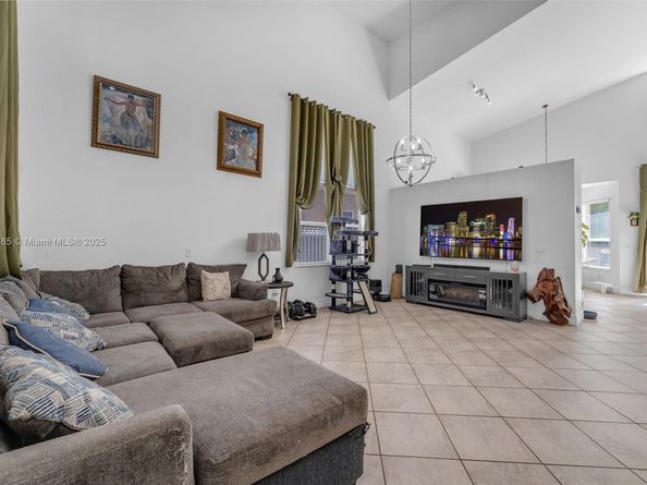 1755 NE 37th Ave, Homestead FL 33033