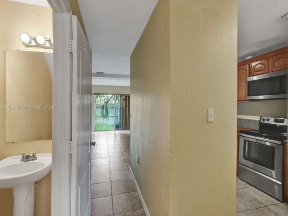 421 NW 40th Ct, Oakland Park FL 33309