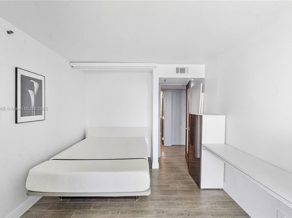 105 Lake Emerald Dr 216, Oakland Park FL 33309