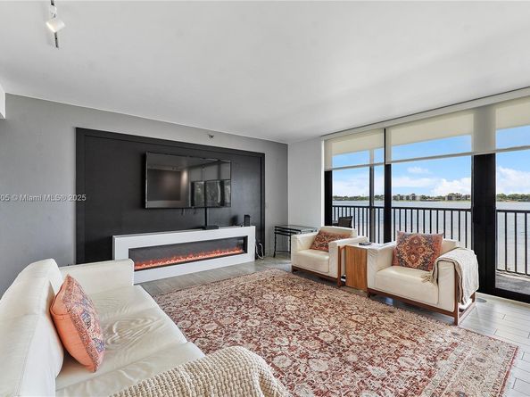 105 Lake Emerald Dr 216, Oakland Park FL 33309