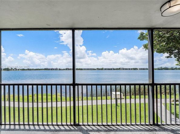 105 Lake Emerald Dr 216, Oakland Park FL 33309