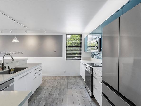 105 Lake Emerald Dr 216, Oakland Park FL 33309