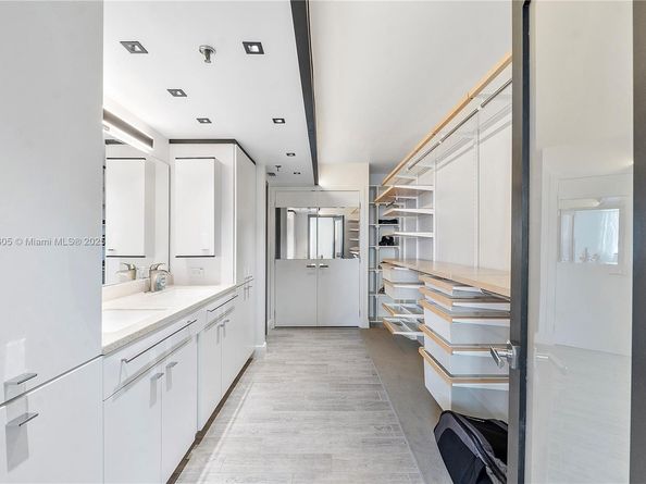 105 Lake Emerald Dr 216, Oakland Park FL 33309