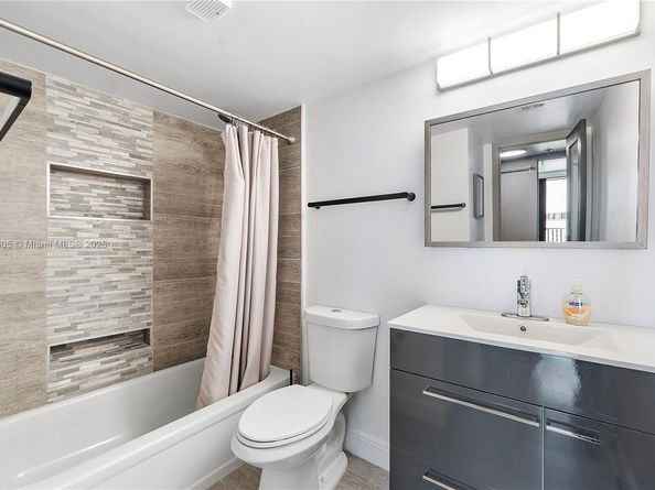 105 Lake Emerald Dr 216, Oakland Park FL 33309