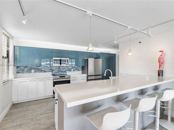 105 Lake Emerald Dr 216, Oakland Park FL 33309