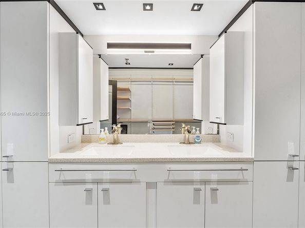 105 Lake Emerald Dr 216, Oakland Park FL 33309