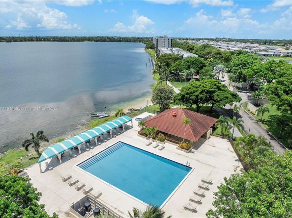 105 Lake Emerald Dr 216, Oakland Park FL 33309