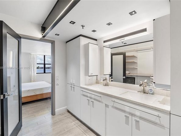 105 Lake Emerald Dr 216, Oakland Park FL 33309