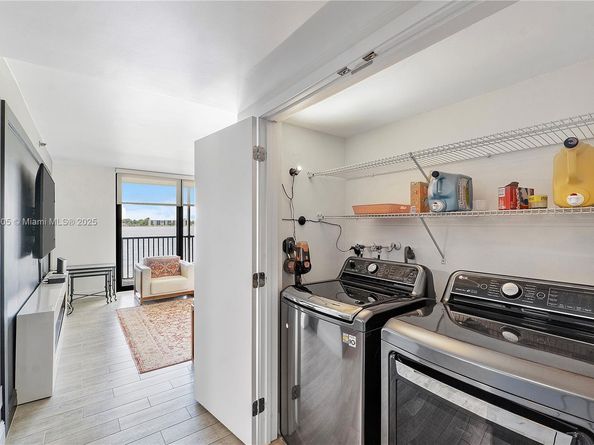 105 Lake Emerald Dr 216, Oakland Park FL 33309