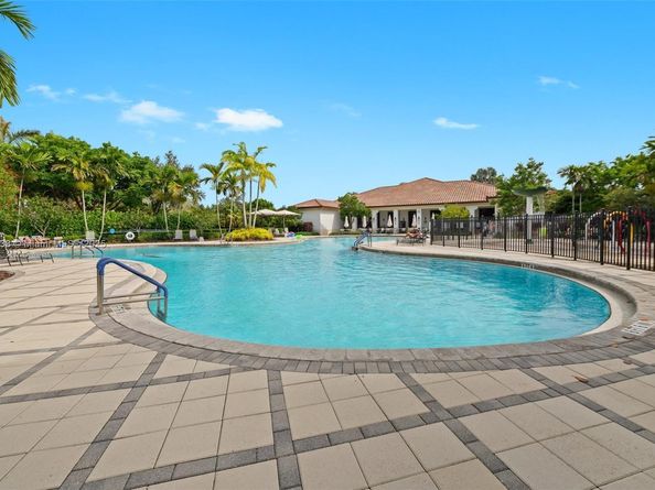 4164 Cascada Cir, Cooper City FL 33024