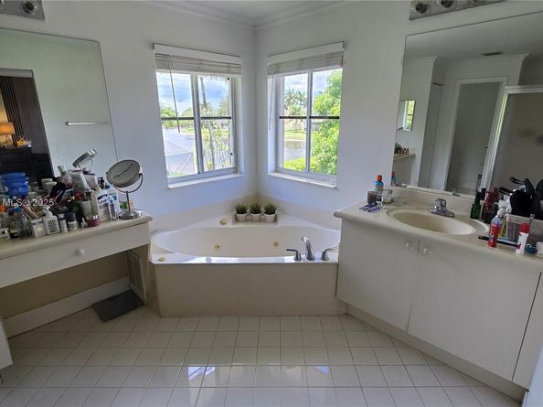 1425 Crossbill Ct, Weston FL 33327