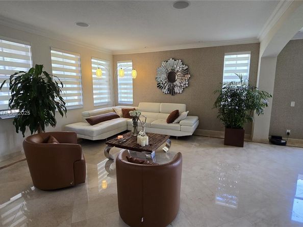 1425 Crossbill Ct, Weston FL 33327