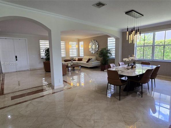 1425 Crossbill Ct, Weston FL 33327