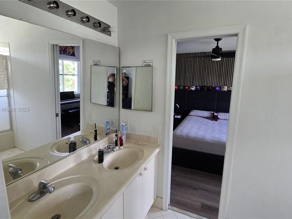1425 Crossbill Ct, Weston FL 33327