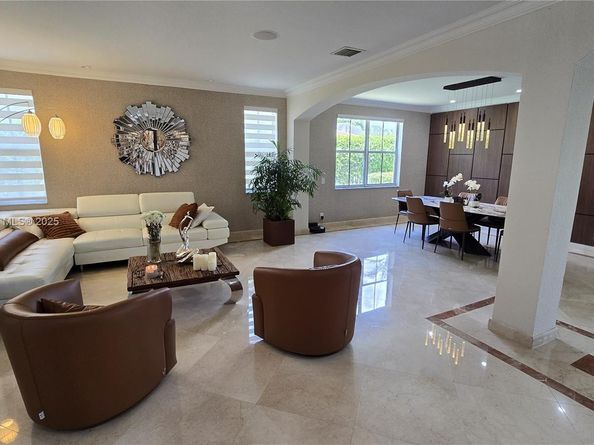 1425 Crossbill Ct, Weston FL 33327