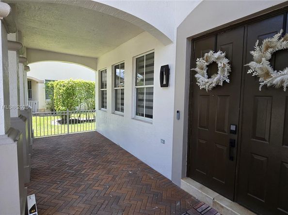 1425 Crossbill Ct, Weston FL 33327