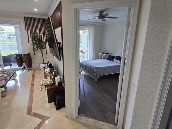 1425 Crossbill Ct, Weston FL 33327
