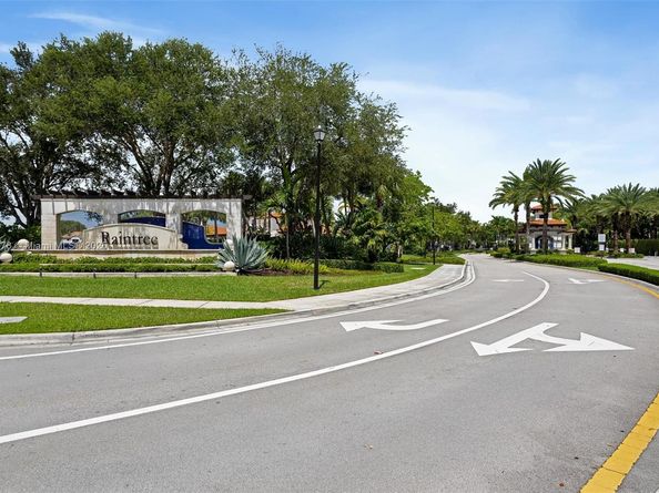11863 SW 13th Ct, Pembroke Pines FL 33025