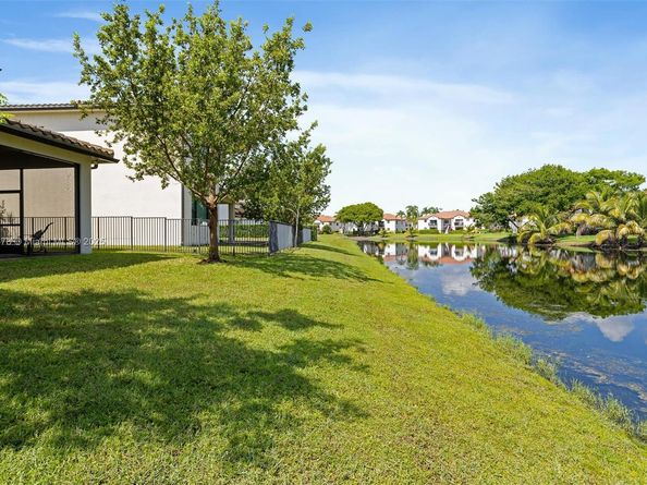 11863 SW 13th Ct, Pembroke Pines FL 33025