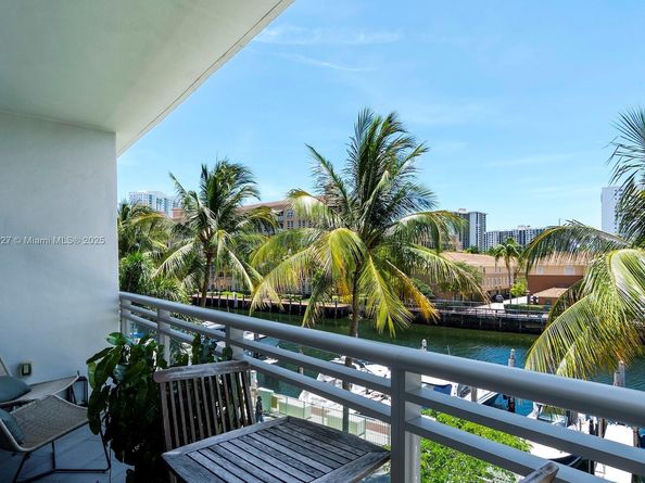 2950 NE 188th St 202, Aventura FL 33180