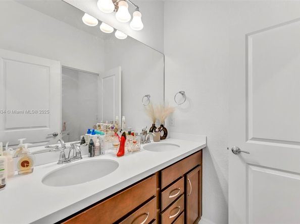 1083 Eucalyptus Dr, Hollywood FL 33021