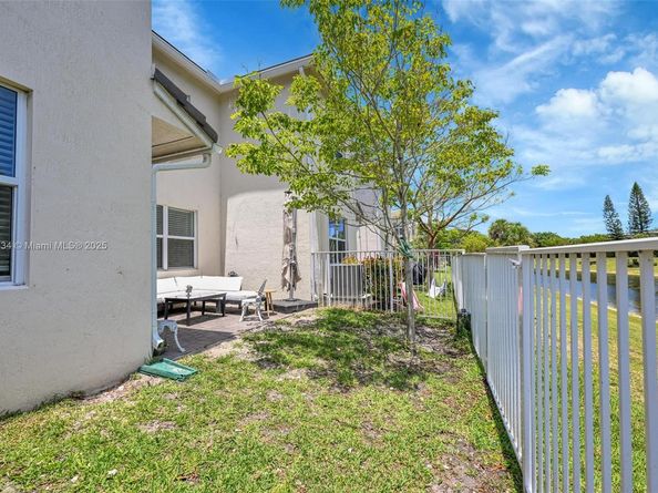 1083 Eucalyptus Dr, Hollywood FL 33021
