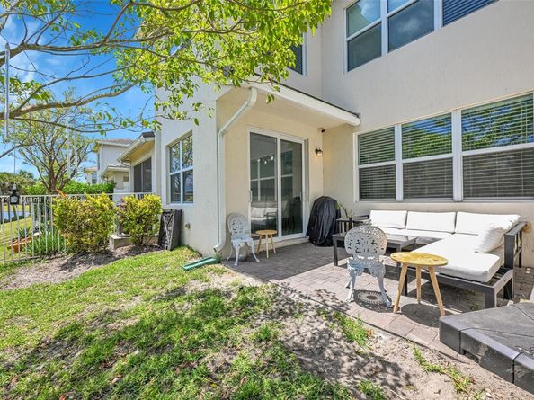 1083 Eucalyptus Dr, Hollywood FL 33021