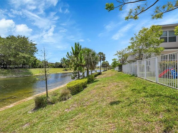 1083 Eucalyptus Dr, Hollywood FL 33021