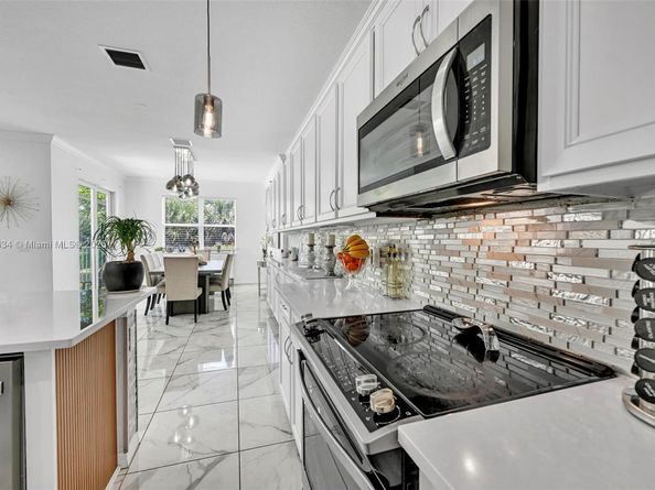 1083 Eucalyptus Dr, Hollywood FL 33021