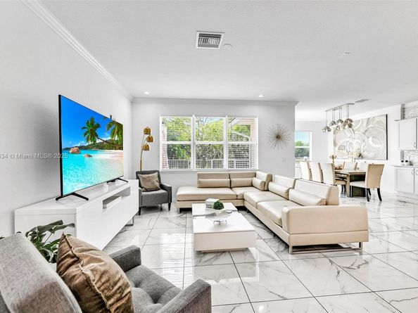 1083 Eucalyptus Dr, Hollywood FL 33021