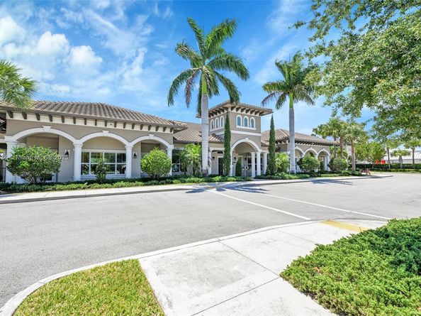 1083 Eucalyptus Dr, Hollywood FL 33021