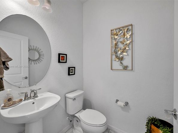 1083 Eucalyptus Dr, Hollywood FL 33021