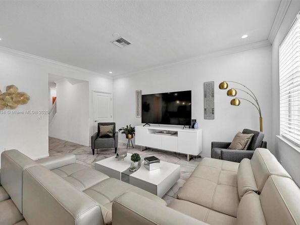1083 Eucalyptus Dr, Hollywood FL 33021
