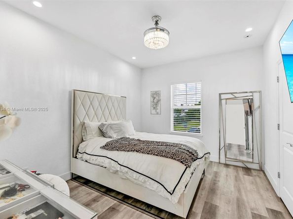 1083 Eucalyptus Dr, Hollywood FL 33021