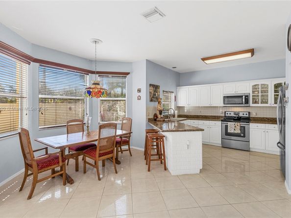 1071 NW 184th Ter, Pembroke Pines FL 33029