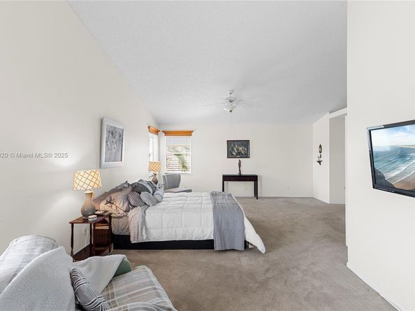 1071 NW 184th Ter, Pembroke Pines FL 33029