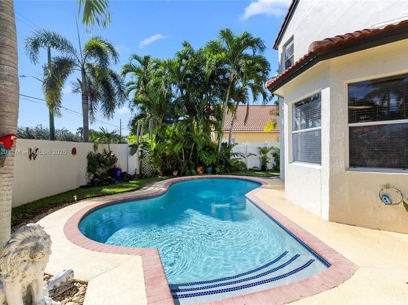 1071 NW 184th Ter, Pembroke Pines FL 33029